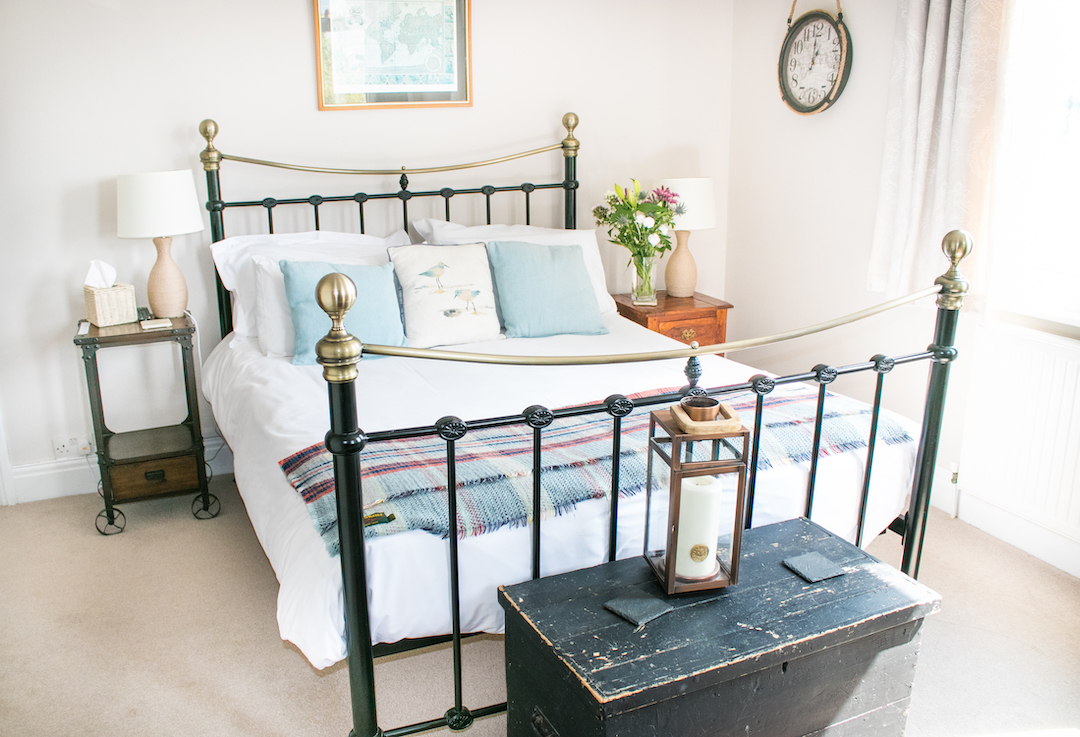 A twin room at Lee-Side